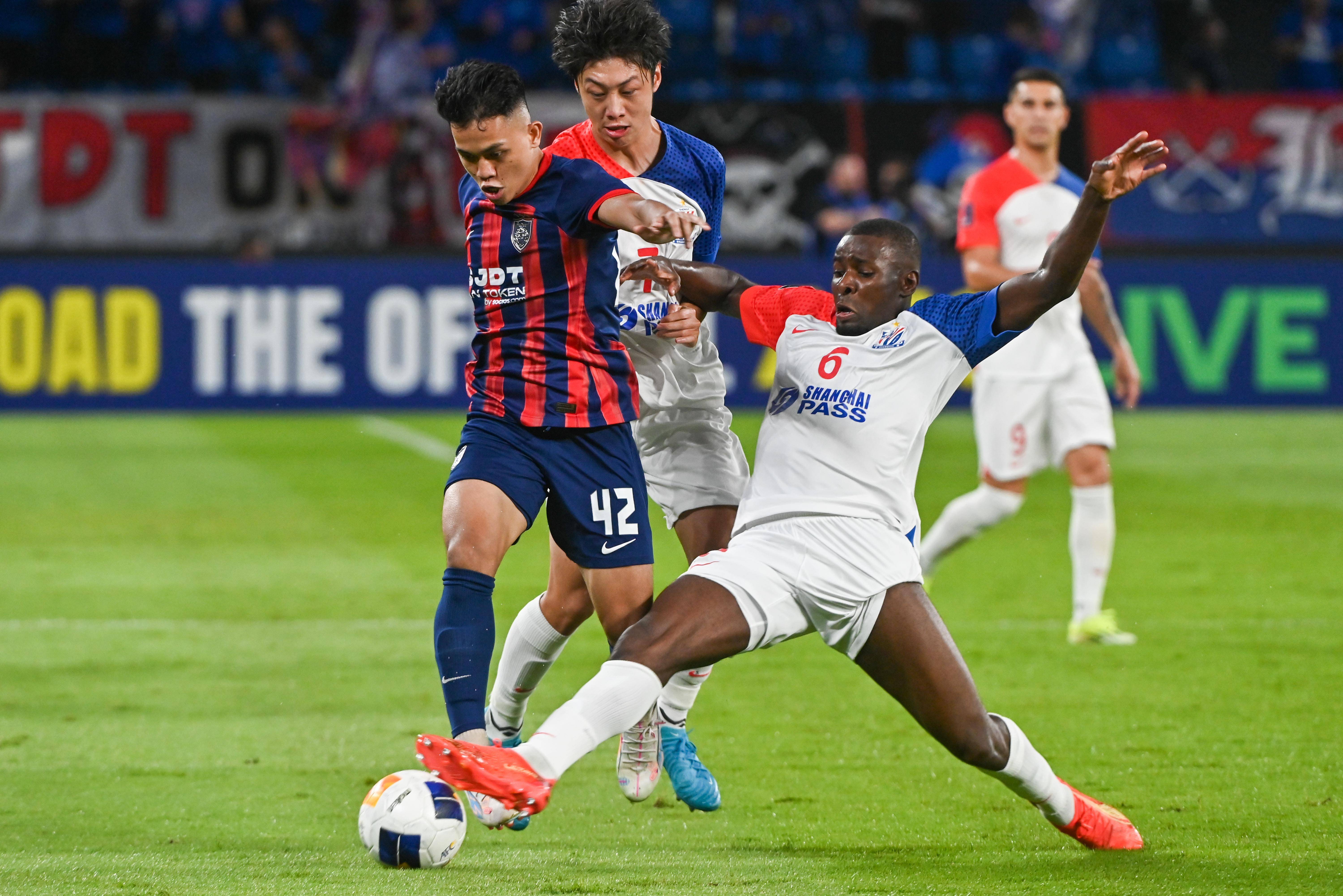 包含中超联赛呈现争夺激烈局面,球员们奋力拼搏的词条 包含中超联赛呈现争夺激烈局面,球员们奋力拼搏的词条