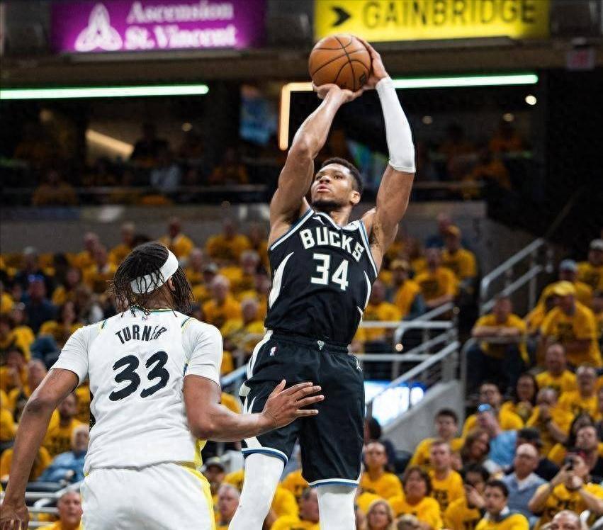 雄鹿碾压老鹰，字母哥33+15