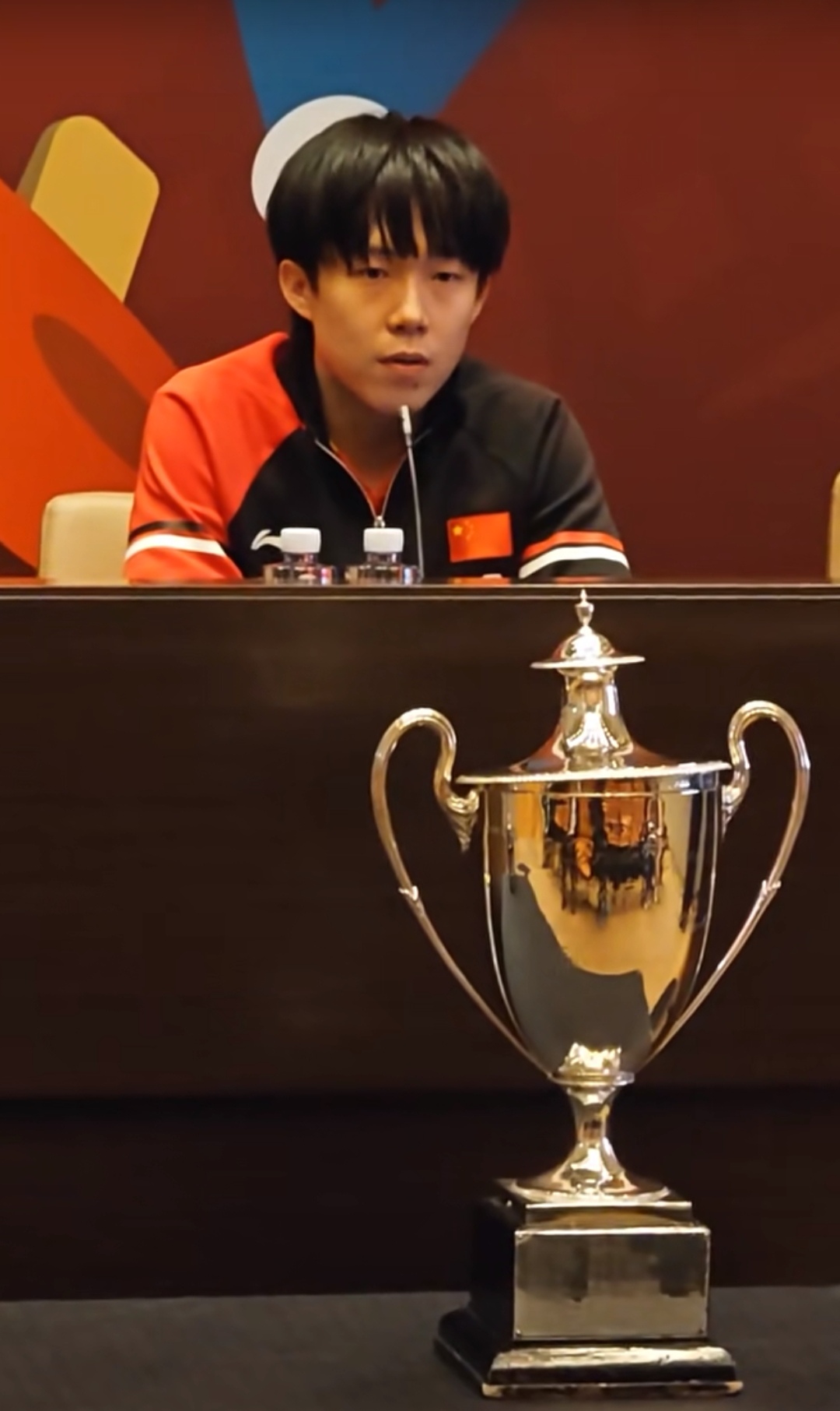 努力拼搏！球员在比赛中奉献全力